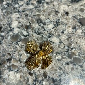 Gold tone twisted rope look vintage brooch